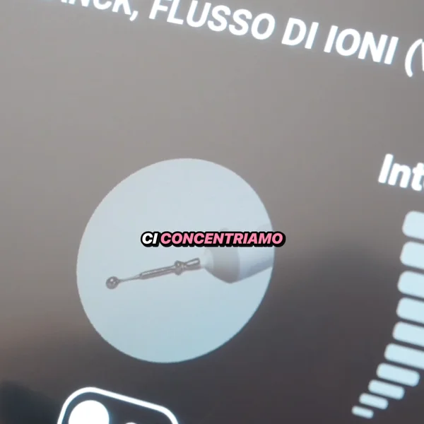 Un momento del trattamento viso presentato nel video